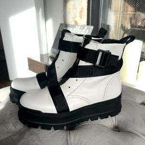 Women’s Ugg Sid Boots - White with black straps - Size US 7.5